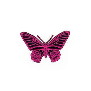 Könnte beinhalten: Ein rosa Schmetterlings-Patch mit schwarzen Umrissen. Der Schmetterling hat detaillierte Flügel und einen zarten Körper.