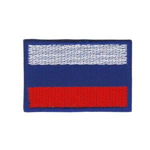 Op de afbeelding: Een geborduurde patch met de kleuren van de Russische vlag: blauw, wit en rood.