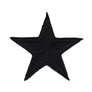 Op de afbeelding: Zwarte geborduurde ster patch. De ster heeft vijf punten en heeft een klassiek ontwerp.