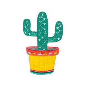 Op de afbeelding: Een groene cactus met witte details in een gele pot met een rode rand. De pot heeft een wit en rood patroon rond de bovenkant.