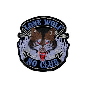 Könnte beinhalten: Gestickter Aufnäher mit einem knurrenden Wolfskopf in der Mitte, umgeben von Flammen und einem Banner mit der Aufschrift "Lone Wolf No Club".