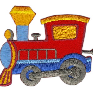 Peut inclure: Un train jouet rouge, bleu et jaune avec une cheminée et des roues noires. Le train a une fenêtre jaune et une cheminée grise.