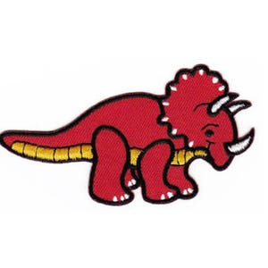 Op de afbeelding: Rode geborduurde strijkpatch van een cartoon triceratops dinosaurus.