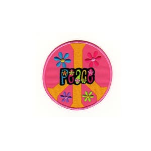 Könnte beinhalten: Rosafarbener Friedenssymbol-Patch mit orangefarbenem Zentrum und dem Wort "Peace" in bunten Buchstaben, umgeben von Blumen.