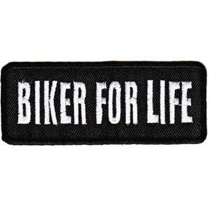 Op de afbeelding: Zwarte geborduurde patch met witte tekst die "Biker For Life" luidt.