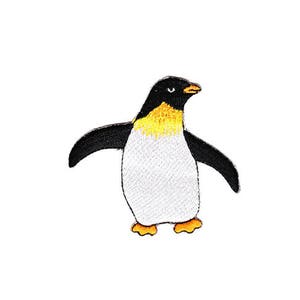 Könnte beinhalten: Ein gestickter Pinguin-Patch in Schwarzweiß mit einem gelben Schnabel und gelben Akzenten auf der Brust.