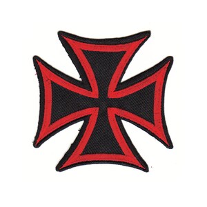 Op de afbeelding: Een zwarte ijzeren kruispatch met een rode rand. De patch is gemaakt van stof en heeft een gestikte rand.