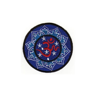 Op de afbeelding: Een blauwe geborduurde patch met een rood Om-symbool omringd door witte sterren en een blauw en turquoise mandala-ontwerp.