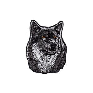 Könnte beinhalten: Gestickter Aufnäher mit dem Kopf eines Wolfes mit schwarzem Fell und weißen Markierungen. Der Wolf hat orange Augen und eine schwarze Nase.