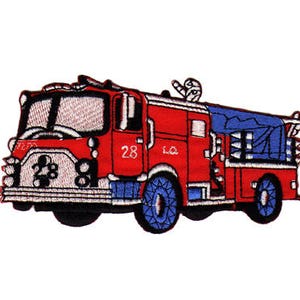 Peut inclure: Patch brodé rouge et bleu d'un camion de pompiers vintage avec le numéro 28 sur le côté.