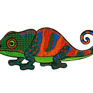 Op de afbeelding: Een kleurrijk geborduurd kameleon-patch met groene, oranje, blauwe en zwarte details. De kameleon heeft een gekrulde staart en een groot oog.