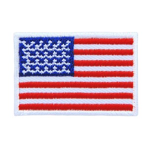 Könnte beinhalten: Ein weißer gestickter Aufnäher mit einem roten, weißen und blauen amerikanischen Flaggenmuster.