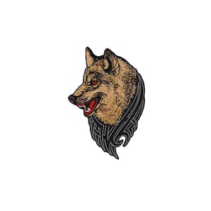 Könnte beinhalten: Gestickter Aufnäher mit dem Kopf eines knurrenden Wolfes mit roten Augen, vor einem schwarzen Hintergrund mit komplizierten, wirbelnden Designs.