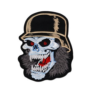 Puede incluir: Parche bordado termoadhesivo con un cráneo que lleva un casco militar. El cráneo tiene ojos rojos y una expresión amenazante. El casco es negro con una visera de color beige. El parche es adecuado para chaquetas, bolsos y otros artículos de tela.