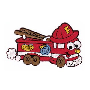 Peut inclure: Écusson brodé d'un camion de pompiers de dessin animé avec une carrosserie rouge, des roues marron et un casque de pompier rouge avec un "F" jaune. Le camion a un visage souriant, un nez jaune et un tuyau bleu. Deux échelles marron sont sur le dessus.