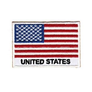 Könnte beinhalten: Weißer gestickter Aufnäher mit einer rot-weiß-blauen amerikanischen Flagge und dem Text "UNITED STATES" in Schwarz.