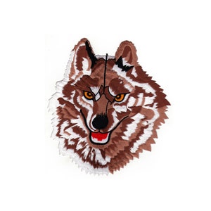 Könnte beinhalten: Gestickter Aufnäher mit dem Gesicht eines Wolfes mit braunem und weißem Fell, scharfen Zähnen und leuchtend gelben Augen.