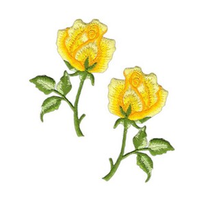 Op de afbeelding: Twee geborduurde gele rozenpatches met groene stelen en bladeren.