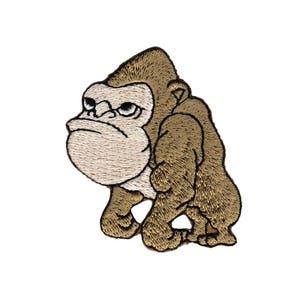 Puede incluir: Parche bordado con un gorila de dibujos animados en tonos marrones y beige. El gorila tiene una expresión seria, con una mandíbula prominente y el ceño fruncido. El parche está diseñado para coser o planchar sobre tela, ideal para chaquetas o bolsos.