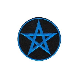 Op de afbeelding: Een ronde zwarte patch met een geborduurd blauw pentagram.