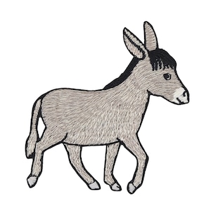 Op de afbeelding: Geborduurde patch met een lopende ezel. De ezel is afgebeeld in grijstinten met zwarte accenten. De patch is ontworpen om op stof te strijken of te naaien. Geschikt voor kleding of accessoires.