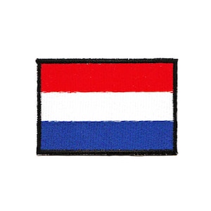 Op de afbeelding: Een geborduurde patch in rood, wit en blauw met een zwarte rand, die de vlag van Nederland afbeeldt.