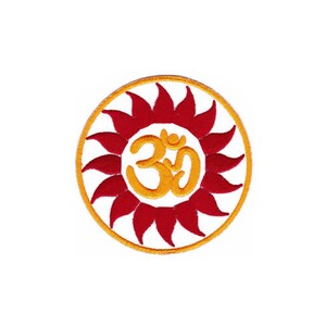 Op de afbeelding: Een ronde geborduurde patch met een rood zonnestralenontwerp en een geel Om-symbool in het midden.