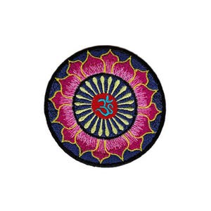 Op de afbeelding: Geborduurde patch met een cirkelvormig lotusbloemontwerp. De patch heeft een marineblauwe rand, met roze en gele bloemblaadjes. Het midden heeft een rode cirkel met een blauw Om-symbool.