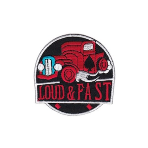 Könnte beinhalten: Ein gestickter Aufnäher mit einem roten, weißen und schwarzen Cartoon-Hot-Rod-Auto und dem Text "Loud & Fast".