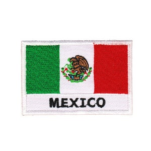 Könnte beinhalten: Ein weißer gestickter Aufnäher mit der mexikanischen Flagge und dem Wort "MEXICO" in schwarzen Buchstaben.