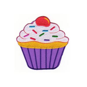 Peut inclure: Un cupcake violet avec un glaçage blanc et des pépites colorées, surmonté d'une cerise rouge.