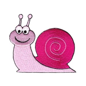 Könnte beinhalten: Rosa gestickter Schnecke mit einer rosa Schale und einem lächelnden Gesicht.