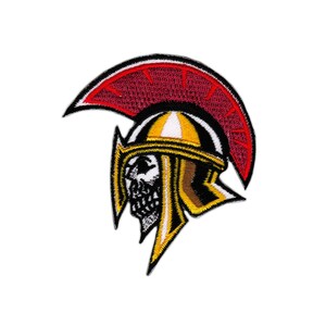 Könnte beinhalten: Ein gestickter Aufnäher mit einem Schädel, der einen rot-goldenen römischen Helm trägt. Der Helm hat eine rote Feder und eine goldene Gesichtsmaske. Der Schädel ist weiß mit schwarzen Details.
