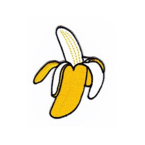 Op de afbeelding: Een geborduurde gele banaan patch met witte contouren. De banaan is gepeld en de binnenkant is zichtbaar.