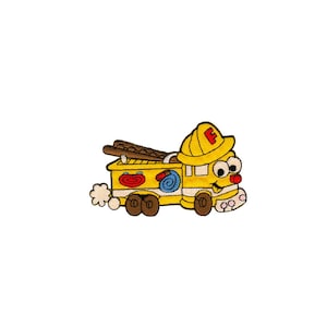 Peut inclure: Un camion de pompiers jaune avec une échelle rouge, un tuyau bleu et un visage souriant. Le camion a un 'F' noir à l'avant et des roues brunes.