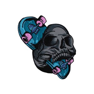 Könnte beinhalten: Ein schwarzer und weißer Schädel mit einem blauen und rosafarbenen Skateboard im Mund. Das Skateboard hat rosa Räder.