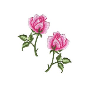 Könnte beinhalten: Zwei gestickte rosa Rosen-Patches mit grünen Stielen und Blättern.
