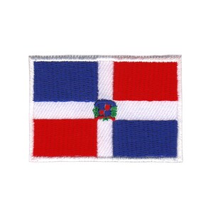 Könnte beinhalten: Ein gestickter Aufnäher der dominikanischen Flagge. Die Flagge ist ein horizontaler Dreifarbenstreifen in Blau, Weiß und Rot mit einem Wappen in der Mitte.