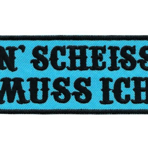 Könnte beinhalten: Ein blauer und schwarzer gestickter Aufnäher mit dem Text "N' SCHEISS MUSS ICH".