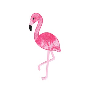 Könnte beinhalten: Rosa gestickter Flamingo-Patch. Der Flamingo steht auf einem Bein mit gebogenem Hals.