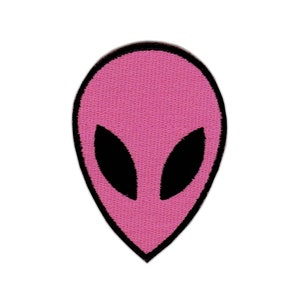 Peut inclure: Patch en tissu rose en forme de tête d'extraterrestre avec des yeux noirs. Le patch est bordé de noir.