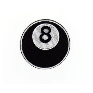 Könnte beinhalten: Schwarz-weiß gestickter Patch einer Billardkugel mit der Nummer 8 in der Mitte.