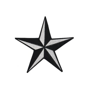 Könnte beinhalten: Ein gestickter Stern-Patch in Schwarz und Weiß mit einem nautischen Design.