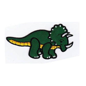 Op de afbeelding: Groene geborduurde strijkpatch van een cartoon triceratops dinosaurus.