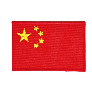 Op de afbeelding: Een rood geborduurd patch met een grote gele vijfpuntige ster en vier kleinere gele sterren in de linkerbovenhoek. De patch is een weergave van de Chinese vlag.