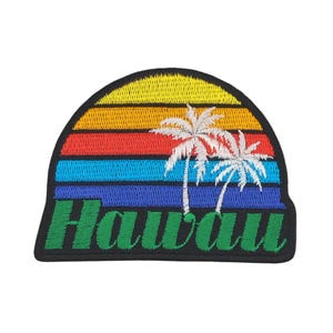 Könnte beinhalten: Gestickter Aufnäher mit einem Sonnenuntergangsdesign mit gelben, orangefarbenen, roten, blauen und grünen Streifen. Zwei weiße Palmen stehen vor dem Sonnenuntergang. Das Wort "Hawaii" ist grün gestickt.