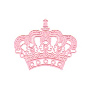 Peut inclure: Une couronne brodée rose avec un design détaillé. La couronne a un sommet pointu et une base arrondie.
