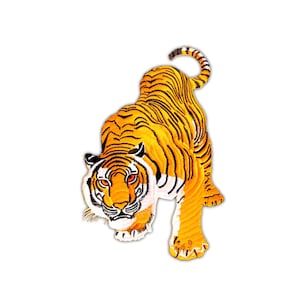 Puede incluir: Un parche bordado de un tigre amarillo y negro. El tigre está mirando hacia adelante con la boca cerrada y los ojos abiertos. El tigre está en posición de cuclillas con la cola enroscada alrededor de su cuerpo.