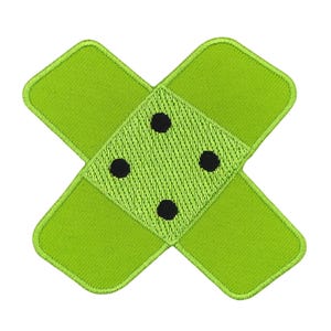 Op de afbeelding: Een groene stoffen patch in de vorm van een kruis met vier zwarte stippen in het midden. De patch is een leuk en eigenzinnig ontwerp dat kan worden gebruikt om kleding, tassen of andere items een persoonlijk tintje te geven.