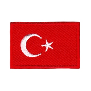 Könnte beinhalten: Ein roter gestickter Aufnäher mit einem weißen Halbmond und Stern, der die Flagge der Türkei darstellt.